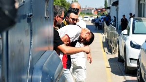 Adana’da husumetlisine tabancayla ateş açıp, kaldırımdaki yayayı öldüren şüpheli tutuklandı