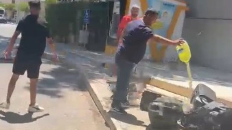 Antalya’da 839 bin liralık cezaya kızdı, ses sistemini belediye önünde yaktı