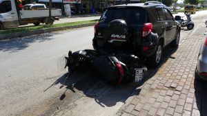 Antalya’da şerit değiştiren otomobille çarpışan motosiklet, park halindeki aracın altına savruldu