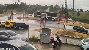 Antalya’da tırın sürüklediği otomobil takla attı: 3 yaralı