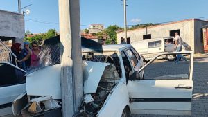 Balıkesir’de elektrik direğine çarpan araç hurdaya döndü