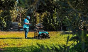 Başkan Hatice Gençay Çim Biçme Robotunun İlk Saha Denemesine Katıldı