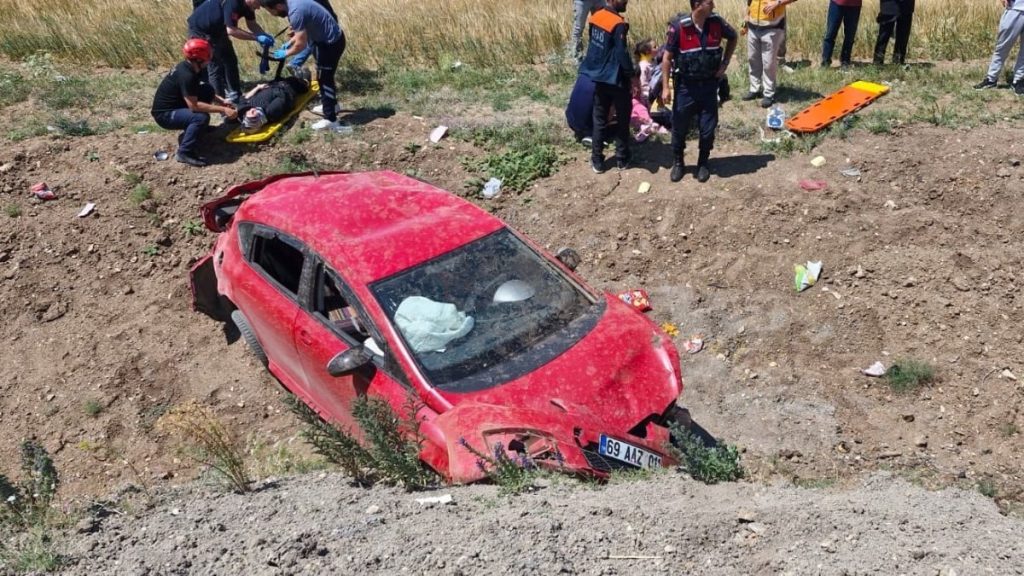 Bayburt’ta otomobil takla attı: 8 kişi yaralandı