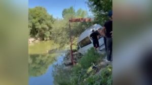 Bilecik’te park halindeki minibüs, nehre düştü