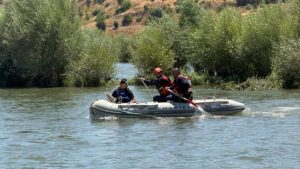 Bingöl’de baraj kapakları açılınca nehir ortasında mahsur kaldı