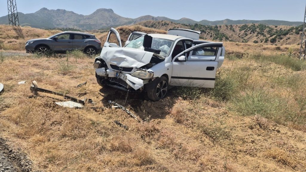 Bingöl’de çarpışan otomobiller hurdaya döndü