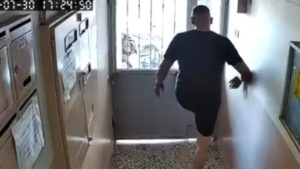 Bursa’da paketi bıraktı, apartman kapısını tekmeyle açmaya çalıştı
