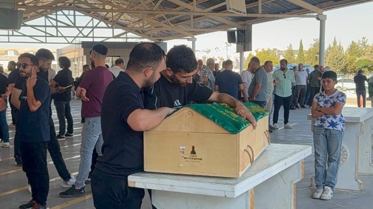 Bursa’da sitenin havuzunda ölü bulunan 2 yaşındaki Kadir’e veda