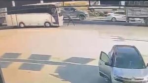 Denizli’de emniyet şeridinde midibüsün çarptığı servis şoförü öldü