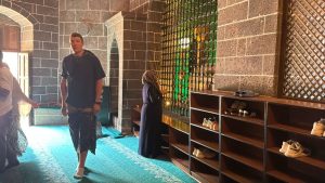 Diyarbakır’da Fransız turistten cami adabı hassasiyeti