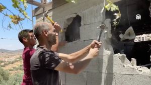 Filistinli aile, İsrail’in baskısıyla evlerini kendi elleriyle yıkmak zorunda kaldı: Gerekirse çadır kurarız