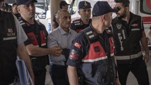 Gülistan Doku soruşturmasında tutuklanan Tuncay Sonel, kelepçelerini gizlemeye çalıştı