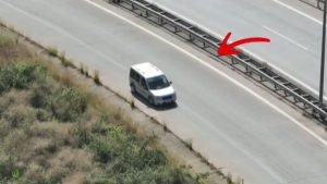 Hatay’da otoyolda geri giden sürücü, drone’a takıldı