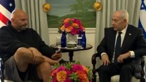 İsrail yanlısı ABD’li senatör görüşmede Netanyahu’nun yüzüne bile bakmadı