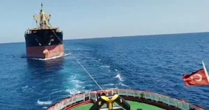 İstanbul Boğazı girişinde arızalanan kuru yük gemisi güvenli bölgeye çekildi