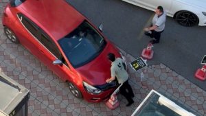 İstanbul’da otopark ücreti tartışması: Aracı, valenin üzerine sürdü