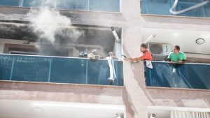 İzmir’de 3 katlı binada yangın: Mahsur kalan 10 kişi kurtarıldı