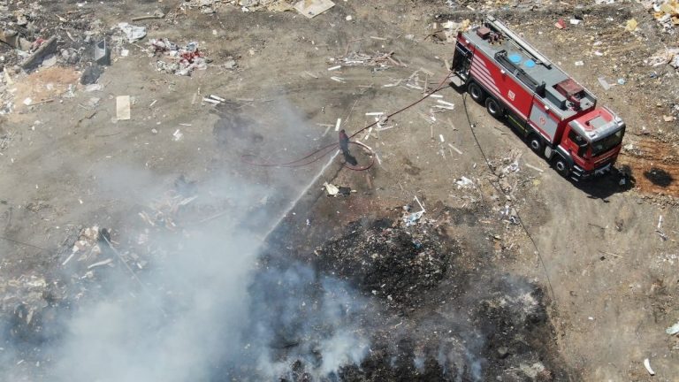 İzmir’de çöplüğe dönen boş arazi yine yandı
