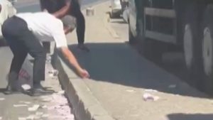 İzmir’de deste deste paralar yola savruldu: Vatandaşlar toplamak için seferber oldu
