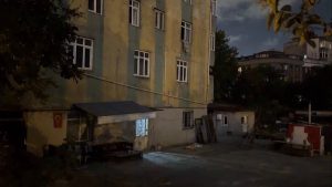Kağıthane’de iki kardeş arasında gürültü nedeniyle çıkan kavgada aynı aileden 3 kişi ağır yaralı