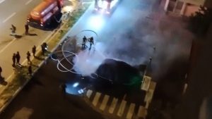 Kayseri’de alev alan elektrikli araç söndürme çalışması sırasında bomba gibi patladı
