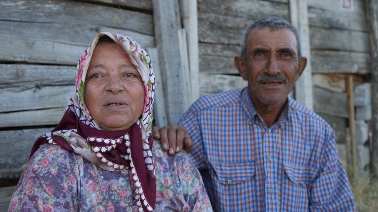 Kırıkkale’de evi yandığı için ağlayan adamı eşi teselli etti