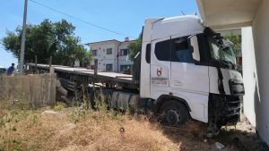 Kırıkkale’de facianın eşiğinden dönüldü: Freni boşalan tırın apartmana çarpma anı kameraya yansıdı