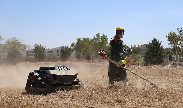Konya Büyükşehir Mezarlık Bakımında Ot Biçme Robotlarını Kullanmaya Başladı