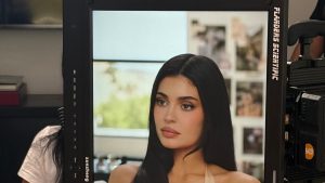 Kylie Jenner, transparan beyaz elbisiyle poz verdi
