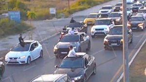Mersin’de yolu kapatan düğün konvoyunda 7 sürücüye 700 bin lira ceza