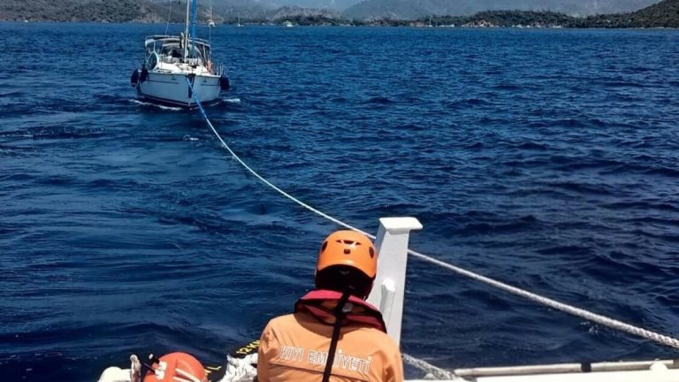 Muğla’da makine arızası yaşayan tekne sürüklendi