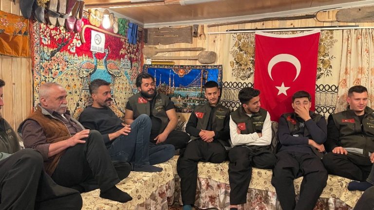 Osmaniye’de depremde yaptığı ahşap ev buluşma noktası oldu