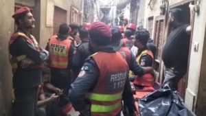 Pakistan’da 3 katlı bina çöktü: 14 ölü