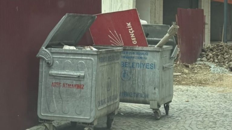 Trabzon’da Yeni Parti’ye geçen CHP’liler, CHP tabelasını çöpe attı
