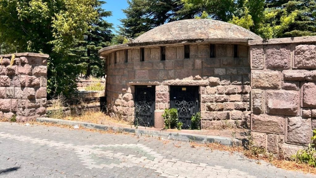 Türkiye’de ilk ve tek: Cebeci Asri Mezarlığı krematoryumu, kemik deposu oldu