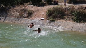 Adana’da sıcaktan bunalan çocuklar uyarılara rağmen sulama kanalına girdi