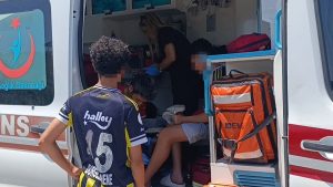 Antalya’da motosikletle gezen çocuklar kaza yaptı