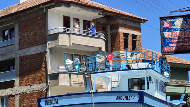 Bartın’da vatandaşlar tekneyi karadan yürüttüler