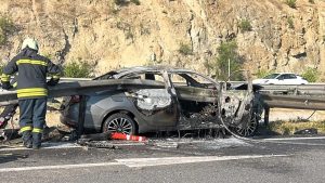 Bilecik’te bariyerlere çarpan otomobil alev aldı: 3 yaralı