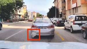 Bolu’da otomobilin camından çöp atan sürücü araç kamerasına yakalandı