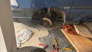 Bursa’da tamir için kaldırdığı otomobilin altında kaldı