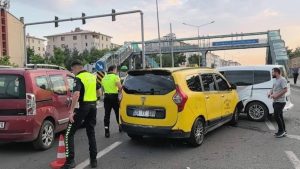 Erzurum’da zincirleme kaza araç kamerasında
