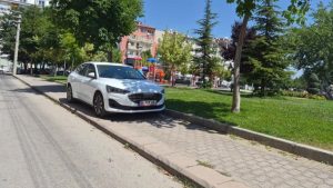 Eskişehir’de kaldırıma park edilen araç, yayalara geçit vermedi