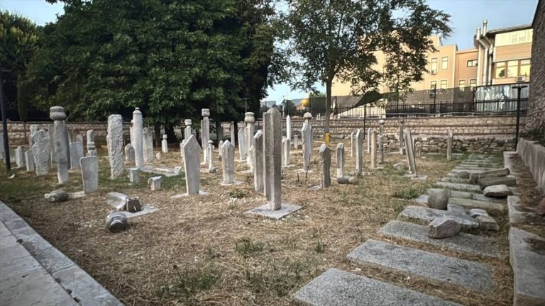 Fatih’te tarihi hazireye saldırı: 7 mezar taşı tahrip edildi