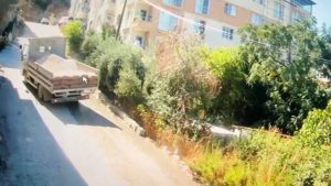 Hatay’da kum yüklü kamyon bahçeye uçtu: 10 çocuk annesi hayatını kaybetti