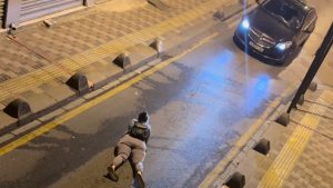 İstanbul’da bir kadın yola yüzüstü yatarak telefonuyla ilgilendi