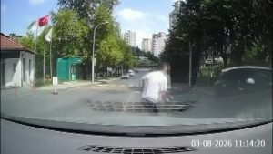 İstanbul’da yokuştan kayan aracı fark edip otomobilinden inerek koştu: Kaputundan tutarak durdurdu
