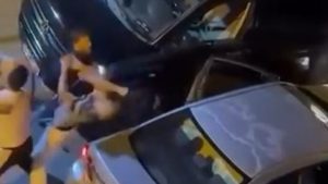 İstanbul’da yol verme kavgası: Tekme ve yumruklarla birbirlerine saldırdılar