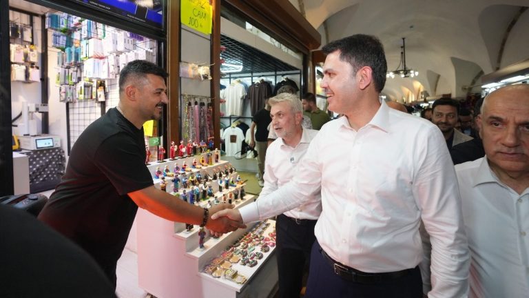 Kahramanmaraş’ta Murat Kurum’a Kapalı Çarşı’nın sembolik anahtarı verildi