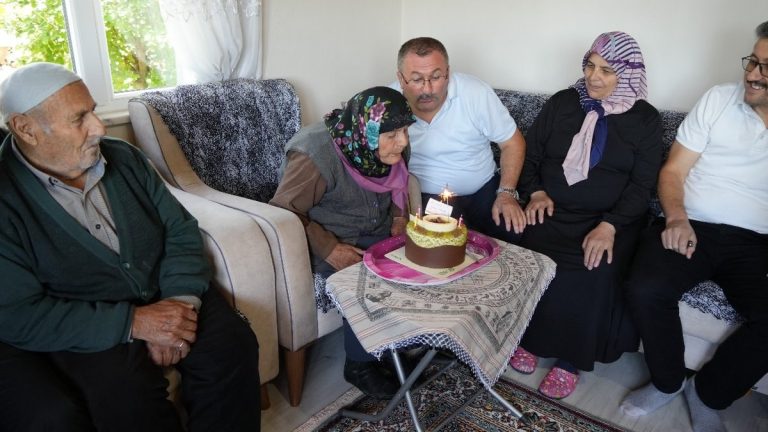 Kastamonu’da 100 yaşına giren Atiye Nine’ye doğum günü kutlaması